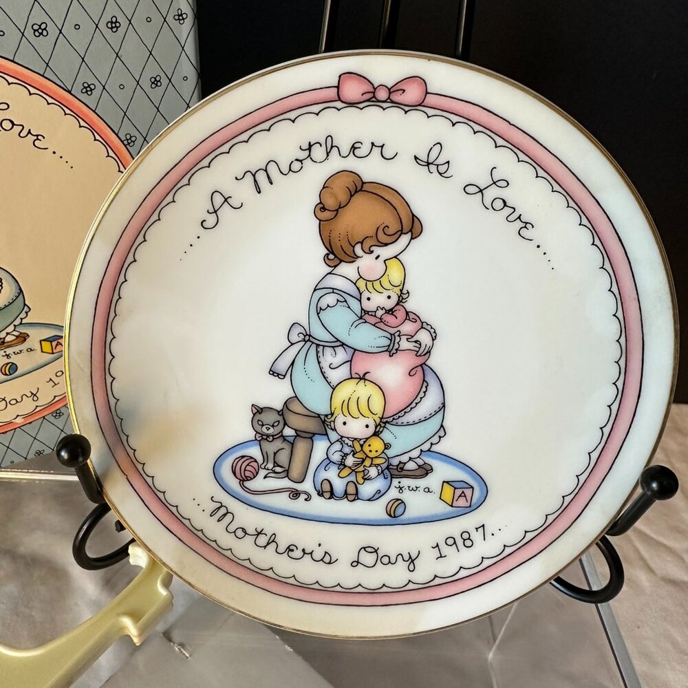 VINTAGE AVON MOTHER'S DAY PLATE – 1987 "A MOTHER IS LOVE" Collectible